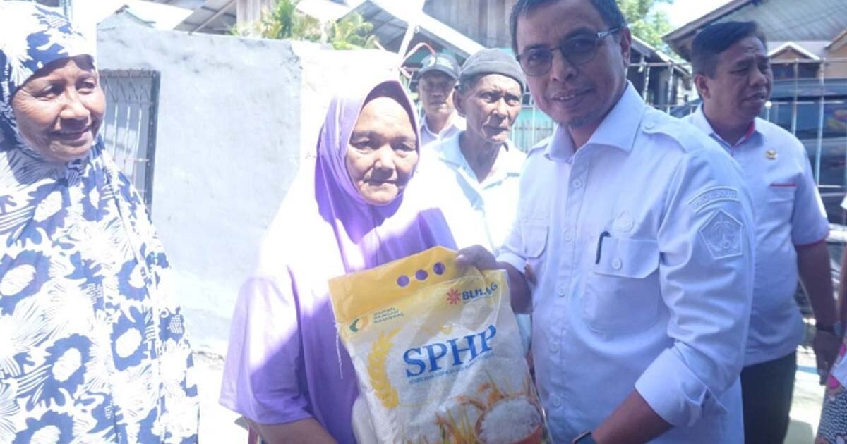 Ibu-Ibu Desa Bolangitang berebutan Beras Murah