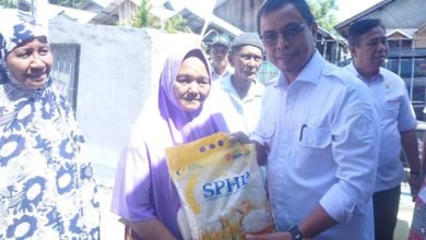Ibu-Ibu Desa Bolangitang berebutan Beras Murah