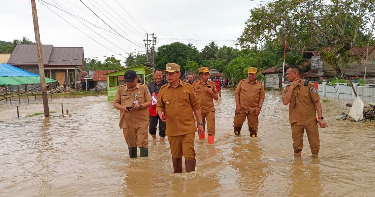 Pj Bupati Bolmut Melawan Arus Banjir