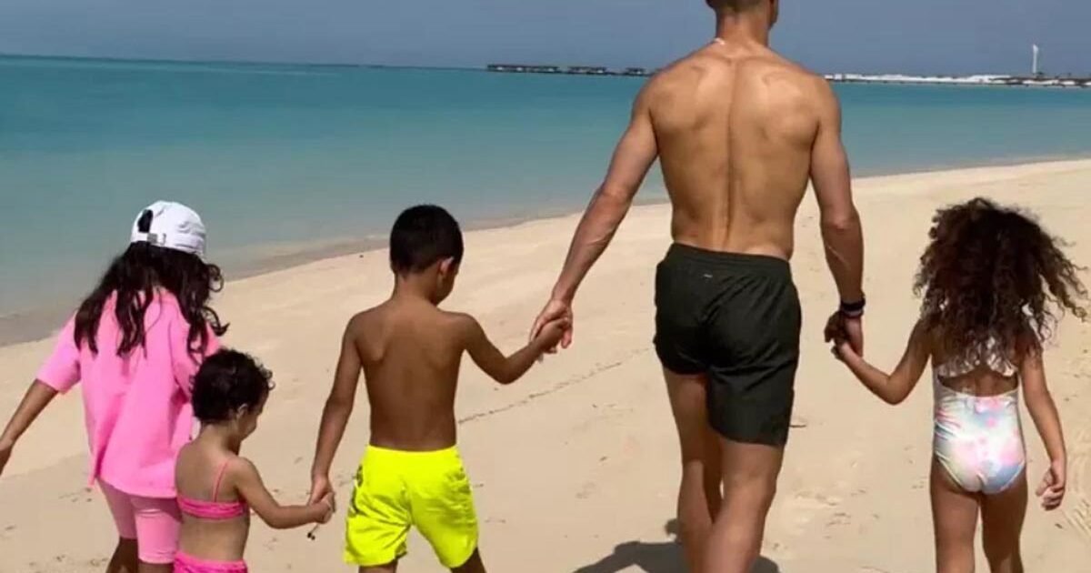 Cristiano Ronaldo Berbagi Momen di Pantai