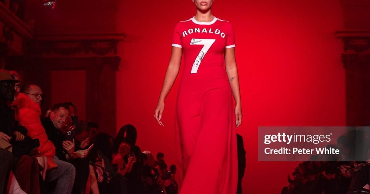 Georgina Rodriguez dengan Kaos Ronaldo