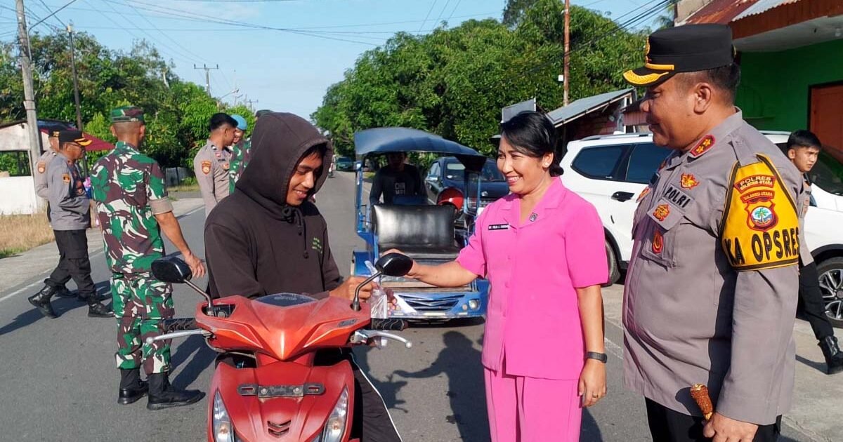 TNI-Polri Berbagi Takjil Ramadhan