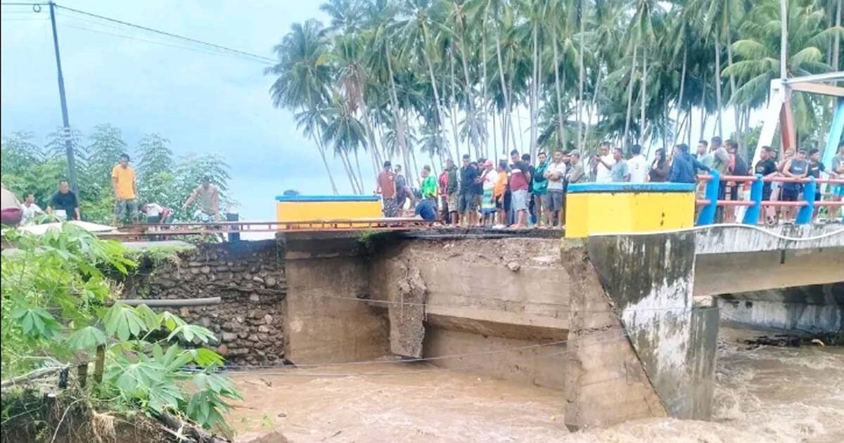 Jembatan Desa Monano Terputus