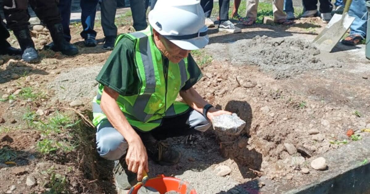 Nelson Pomalingo Resmikan PLUT KUMKM