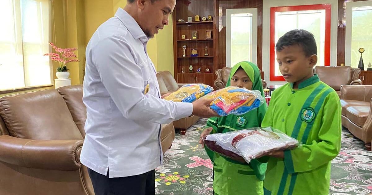 Siswa SD di Bolmut Terima Bantuan Perlengkapan Sekolah