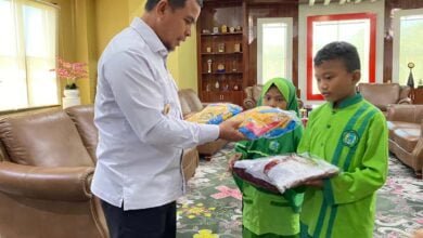 Siswa SD di Bolmut Terima Bantuan Perlengkapan Sekolah