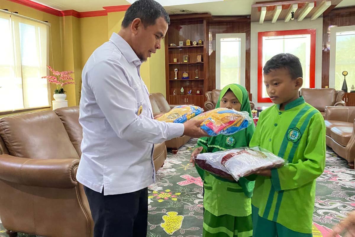 Siswa SD di Bolmut Terima Bantuan Perlengkapan Sekolah