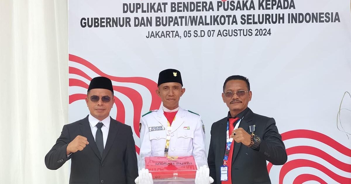 Sirajudin Lasena Terima Duplikat Bendera Pusaka