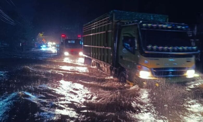 Banjir Parah di Jalan Manado