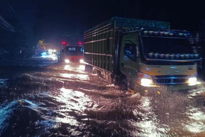 Banjir Parah di Jalan Manado