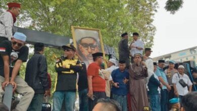 Aksi damai bela Guru Tua di Palu