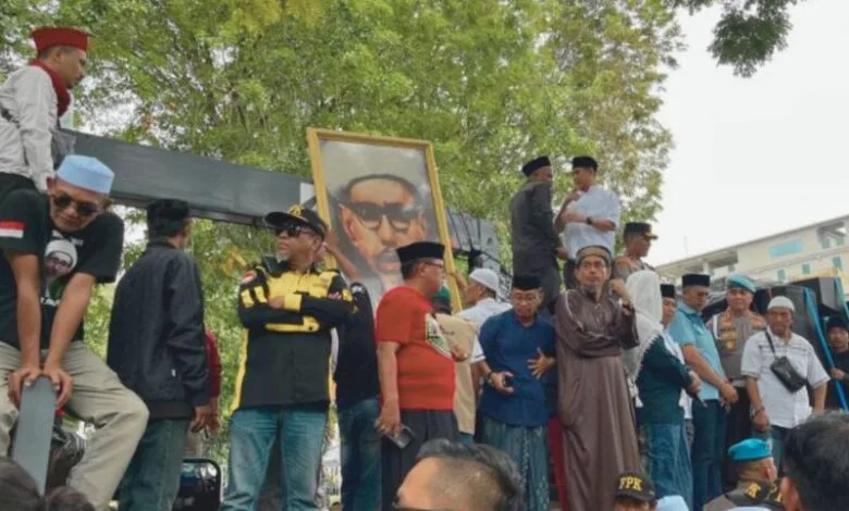 Aksi damai bela Guru Tua di Palu